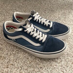 Size 9.0 men’s Van’s shoes. Excellent condition
